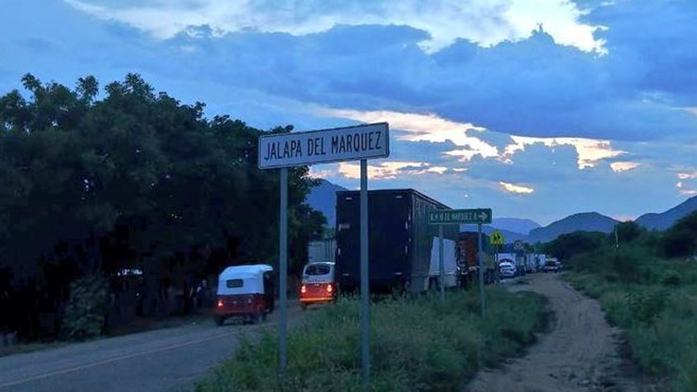 Transportistas retiran bloqueos en carreteras de Oaxaca