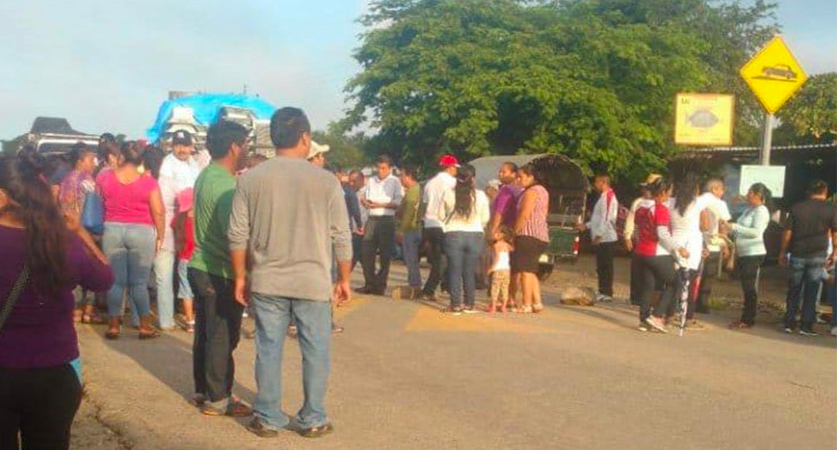 Afectados por sismos de 2017 cumplen un día de bloqueo en Oaxaca