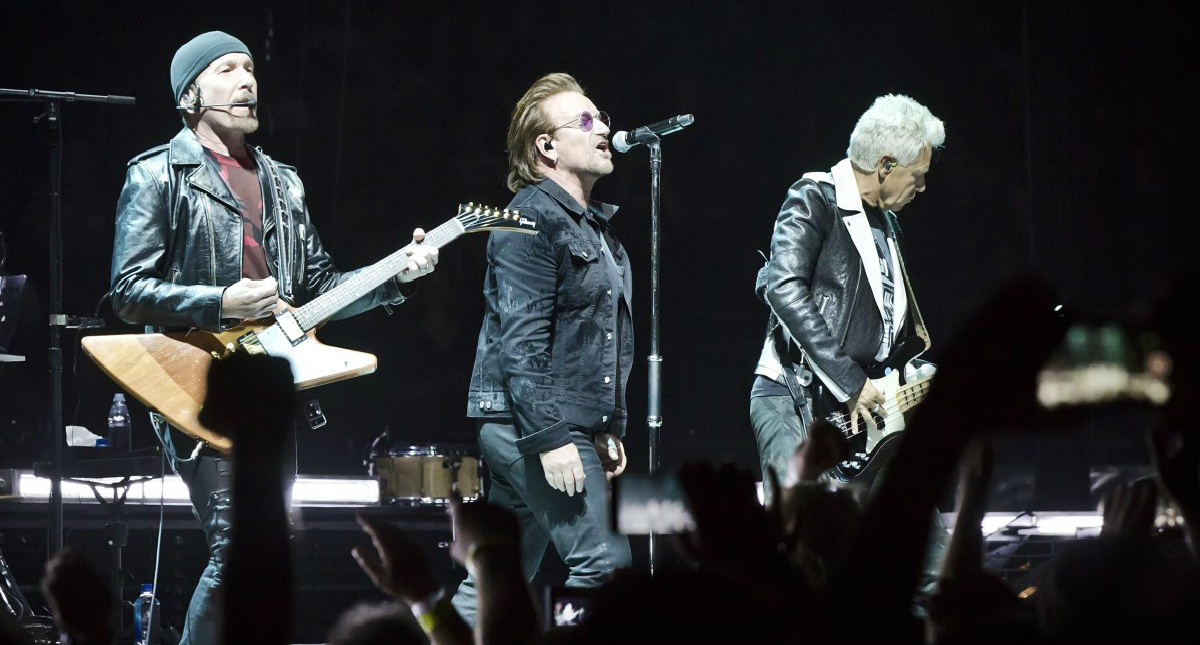 Bono pierde la voz durante concierto en Berlín