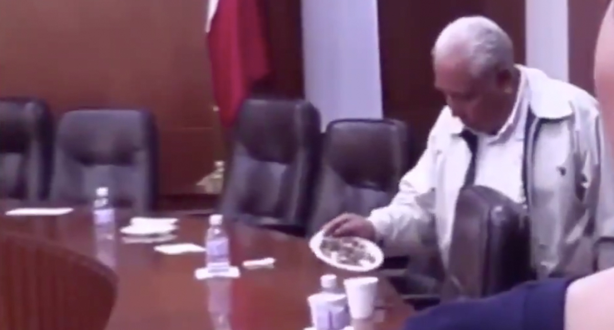 #Video Diputado de SLP guarda cacahuates y botellas de agua