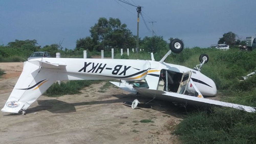 Avión pequeño se desploma en carretera Acapulco-Pinotepa Nacional