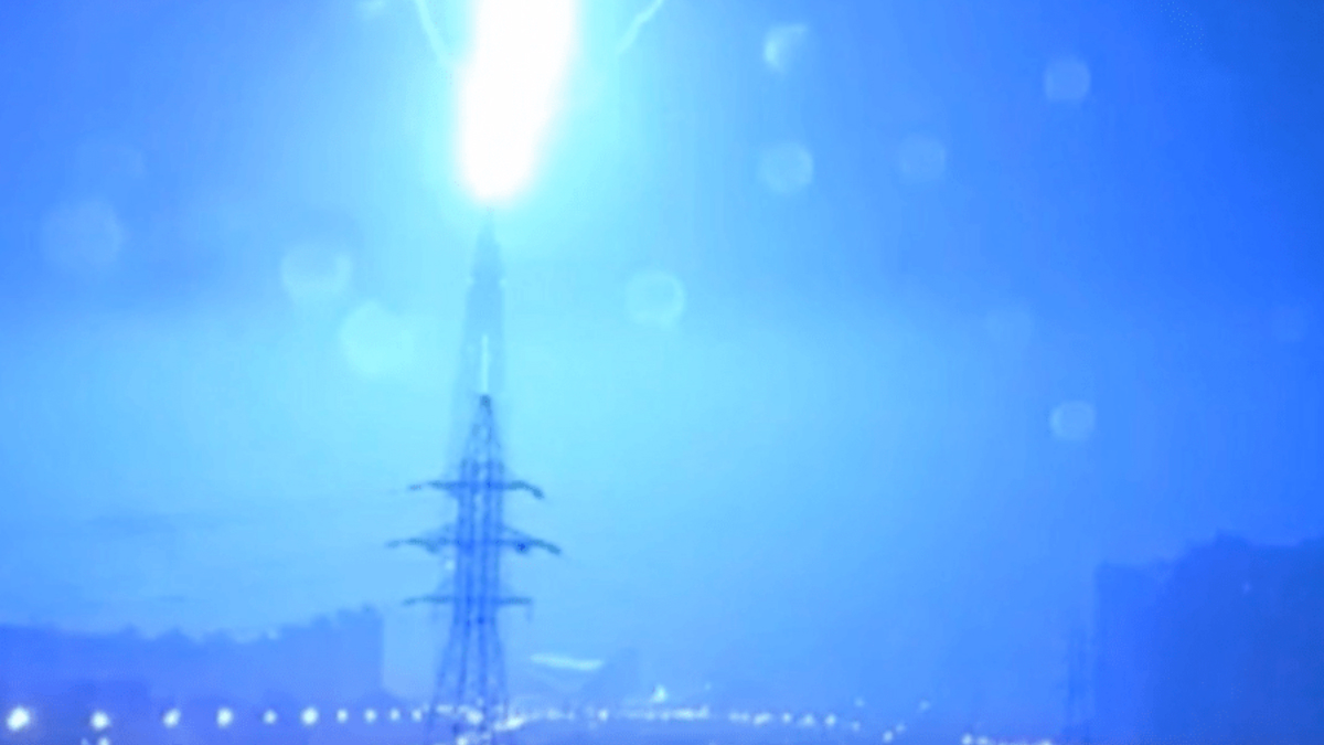 #Video Relámpago impacta el edificio más alto de Europa