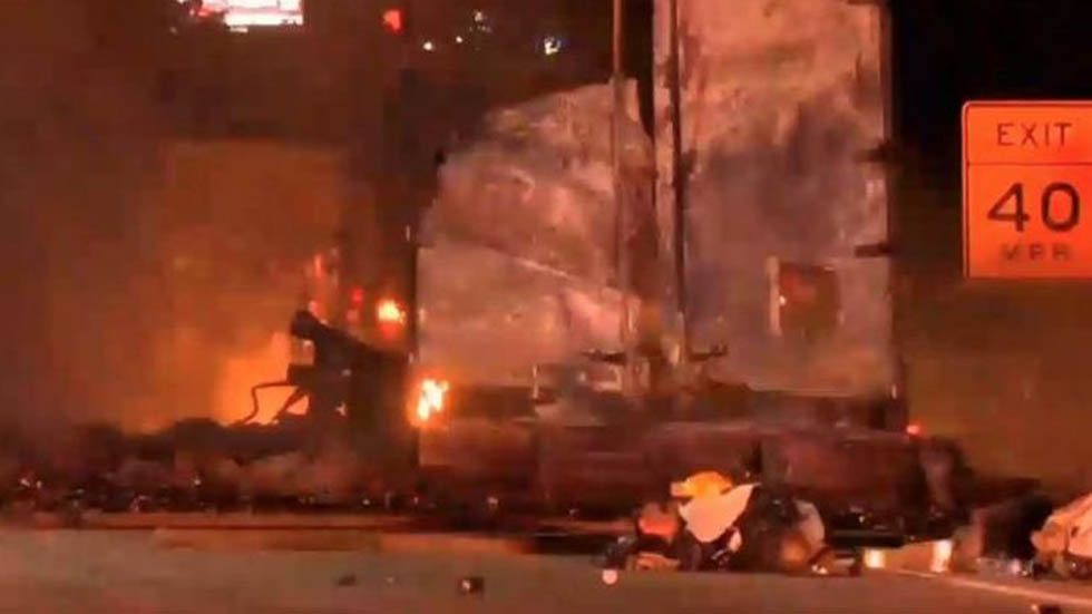 Explota tráiler con cargamento de desodorante Axe en Texas