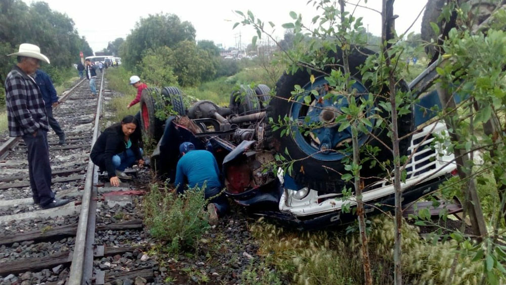 Tren impacta camión y deja un herido en Tecámac