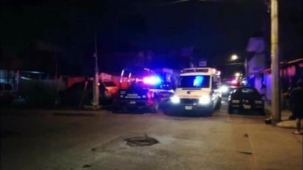 Hallan cinco cuerpos en camioneta en Uruapan