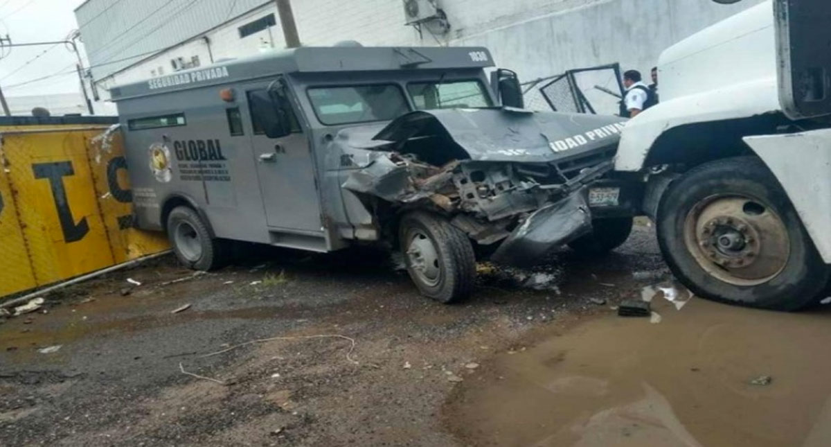 Tráiler choca camioneta de valores para asaltarla