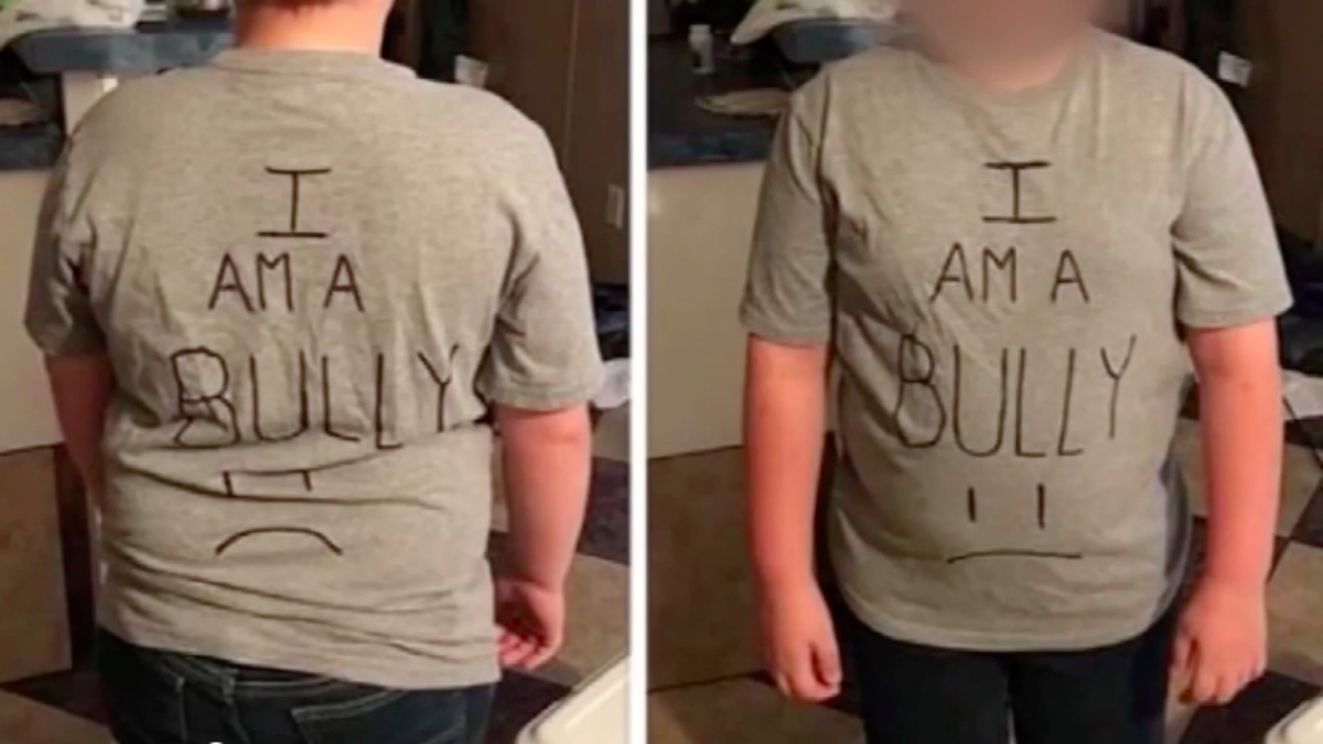 Mujer obliga a su hijo a usar una playera afirmando que es un bully