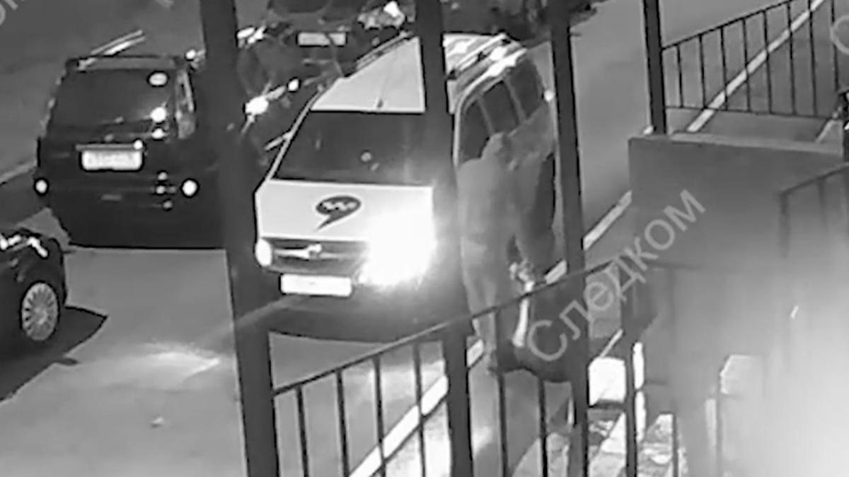 #Video Hombre sube maleta con el cadáver de su esposa a taxi en Rusia