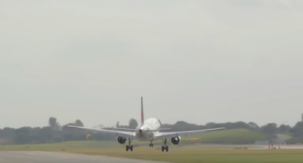 #Video Avión de Air France aborta aterrizaje por fuertes vientos