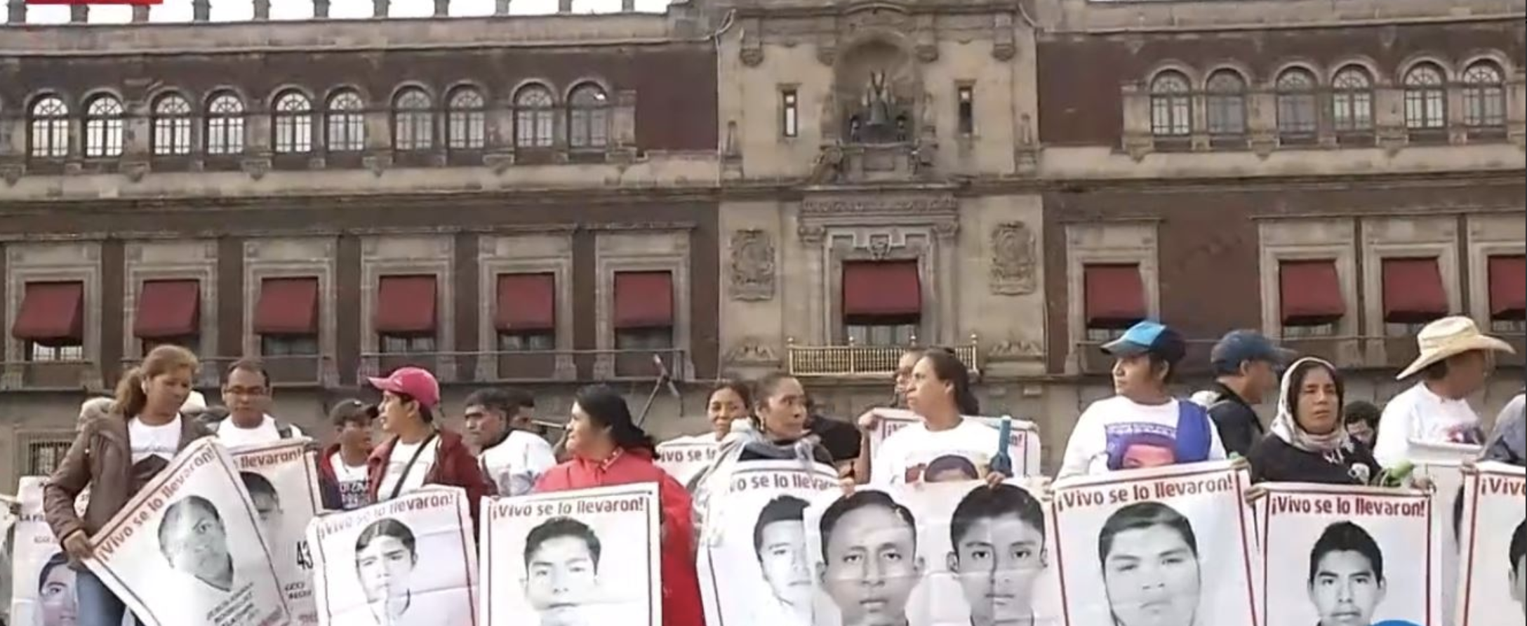 Padres de los normalistas desaparecidos realizaron mitin en el Zócalo - captura-de-pantalla-2018-09-26-a-las-181604