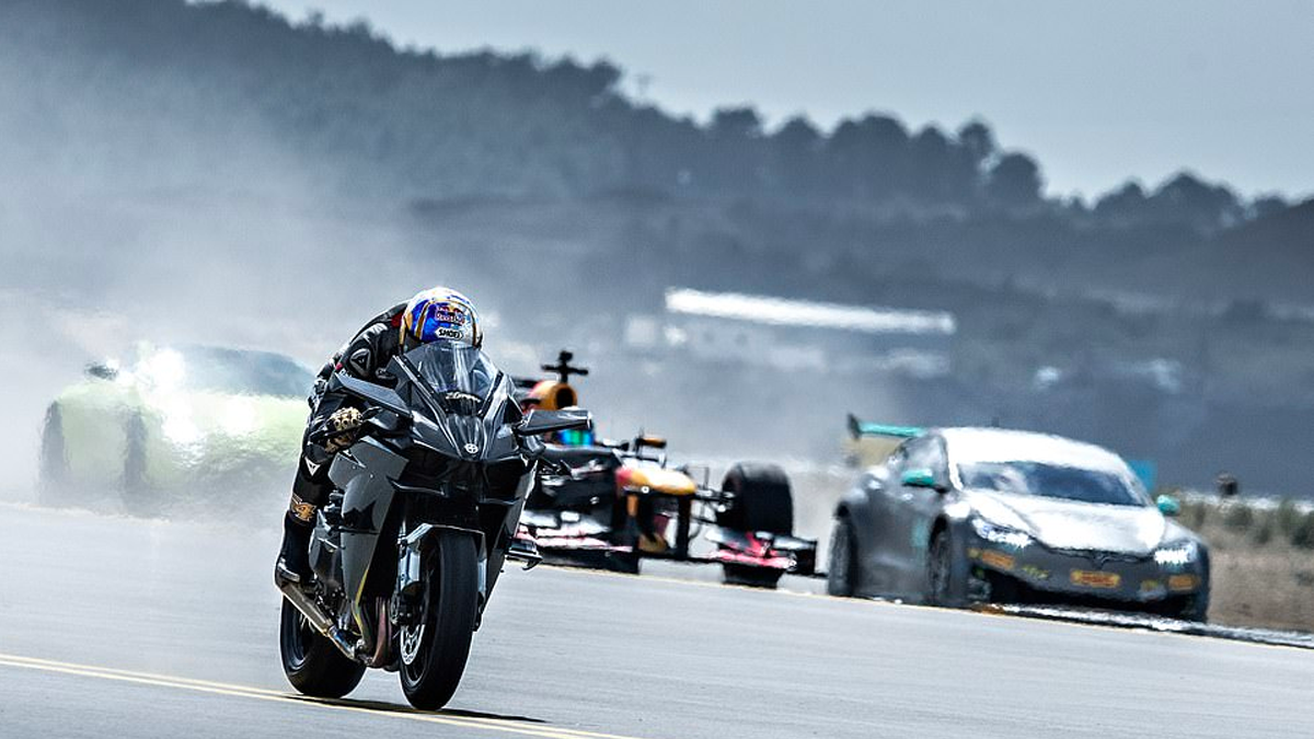 #Video Carrera de ensueño entre jets, Tesla y superdeportivos - carrera-de-ensueno-2