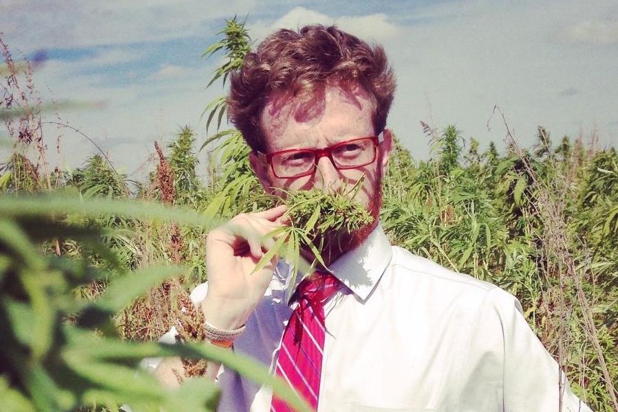 Abren seis puestos para ser catador de mariguana en Canadá - catador-02