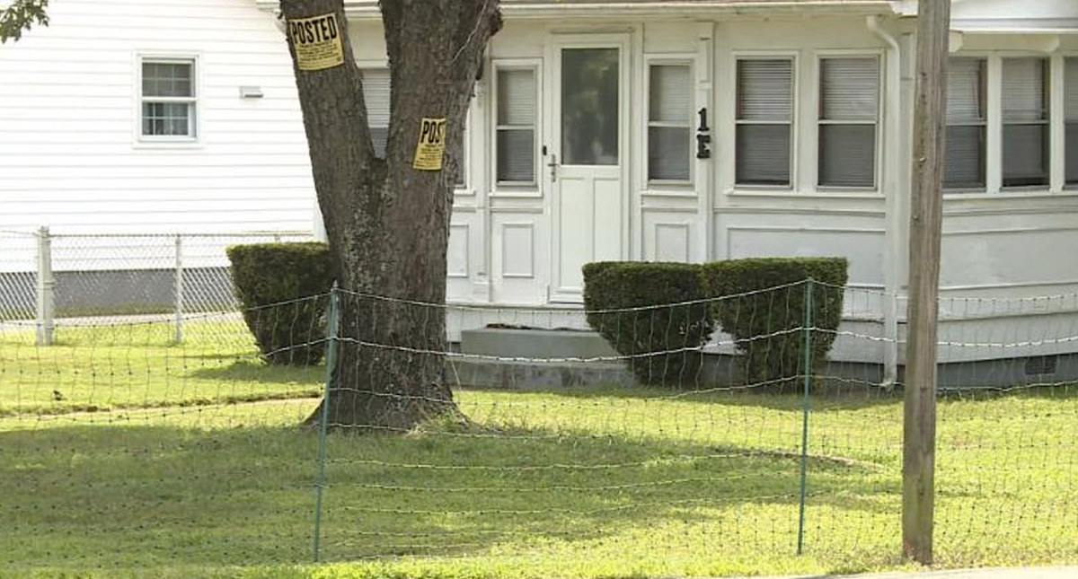 Hombre coloca cerca electrificada para evitar que niños pisen el pasto