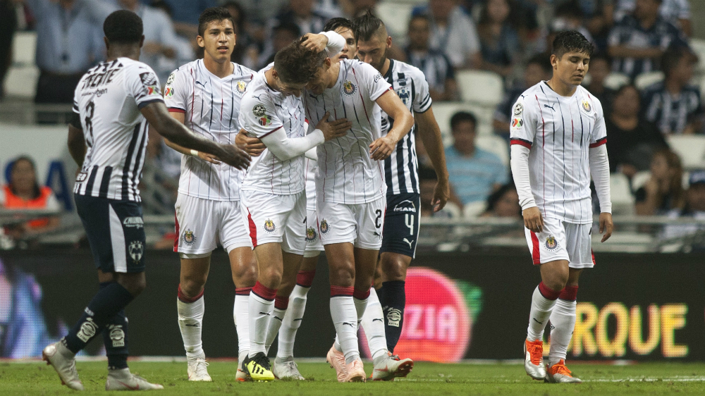 Chivas golea a Rayados en Monterrey