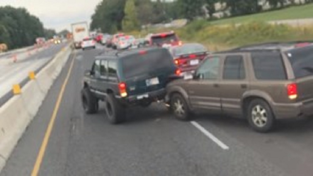 #Video Conductores pelean chocando sus camionetas