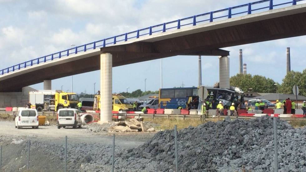 Mueren cinco personas al estrellarse autobús contra pilar en España - choque-autobus-espana-muertos