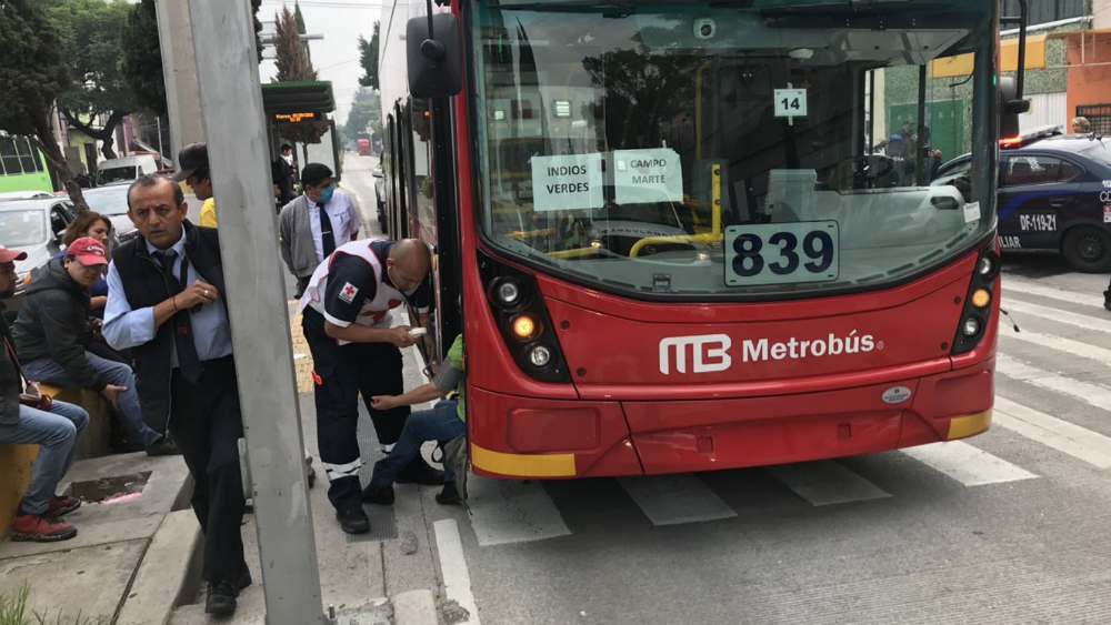 Choque de Metrobús deja seis personas lesionadas