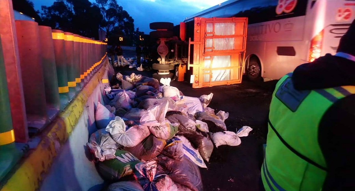 Cierran parcialmente la México-Cuernavaca por torton accidentado - cierran-parcialmente-la-mexico-cuernavaca-por-camion-accidentado