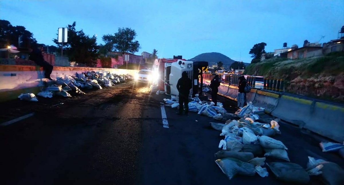 Cierran parcialmente la México-Cuernavaca por torton accidentado