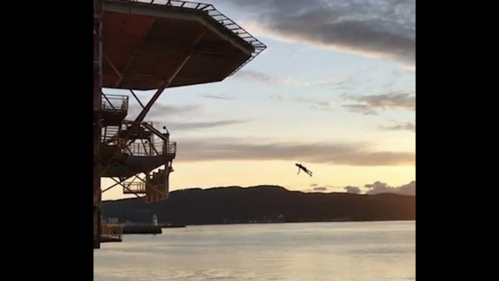 #Video Hombre realiza un clavado fallido en Noruega