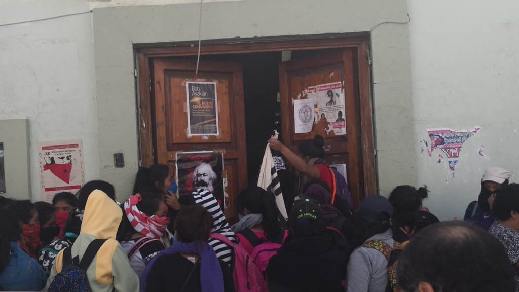 #Video Normalistas toman el edificio central de la CNTE en Oaxaca - cnte-oaxaca-normalistas-2