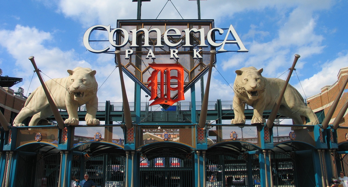 #Video Empleado de restaurante en Detroit escupe en pizza de cliente - comerica-park
