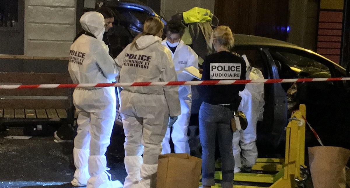 Conductor embiste a clientes de bar en Francia - conductor-embiste-a-clientes-de-bar-en-francia