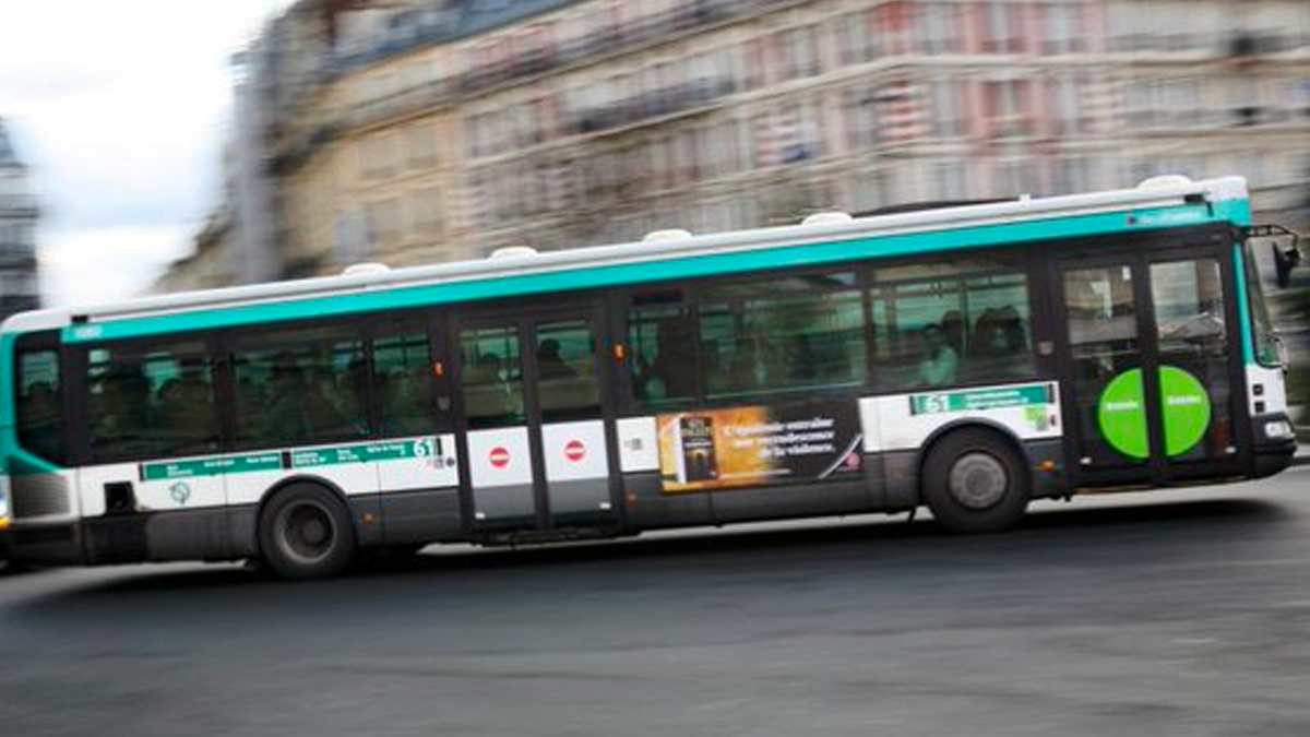 #Video Conductor de camión de pasajeros golpea a joven estudiante