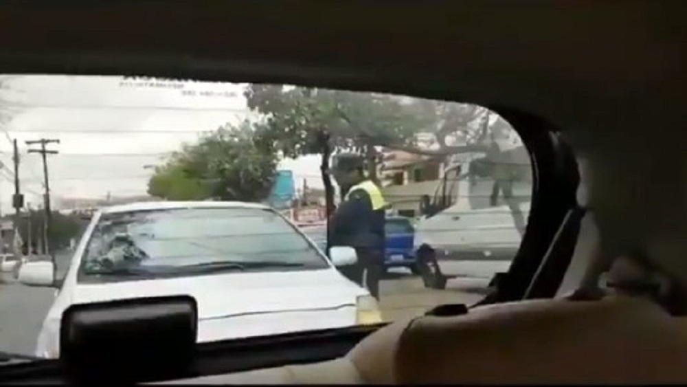 #Video Conductora al teléfono se lleva en el cofre a policía - conductora-al-telefono-se-lleva-en-el-cofre-a-policia-en-paraguay