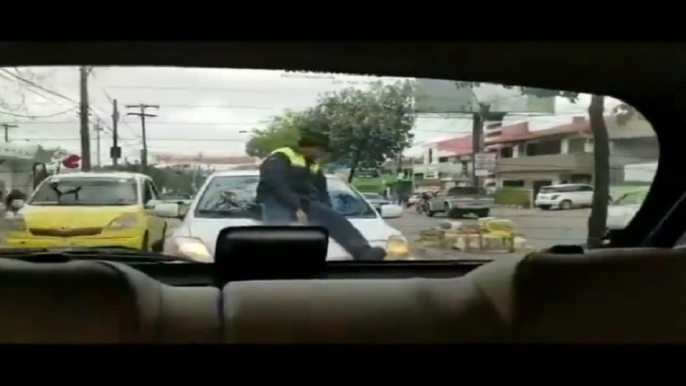 #Video Conductora al teléfono se lleva en el cofre a policía