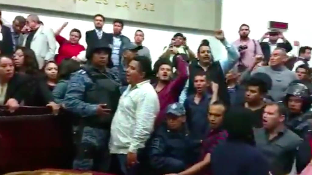 #Video Intervienen policías en Congreso de Hidalgo por manifestantes
