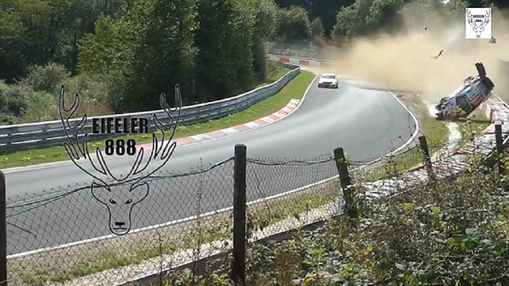 #Video Corredor de VLN sobrevive a aparatoso accidente en Alemania