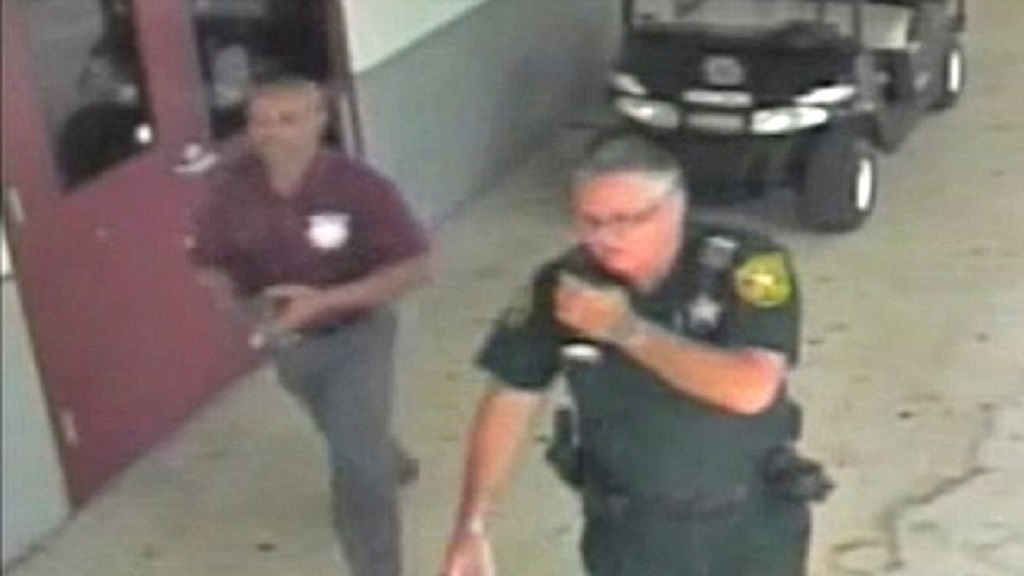 #Video Culpan a oficial escolar de no evitar masacre de Parkland
