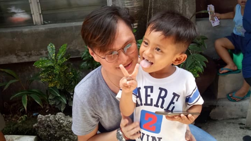 #Viral Niño en Filipinas confunde una silla con su mochila - dean-lewis-pagtakhan-nino-mochila-2