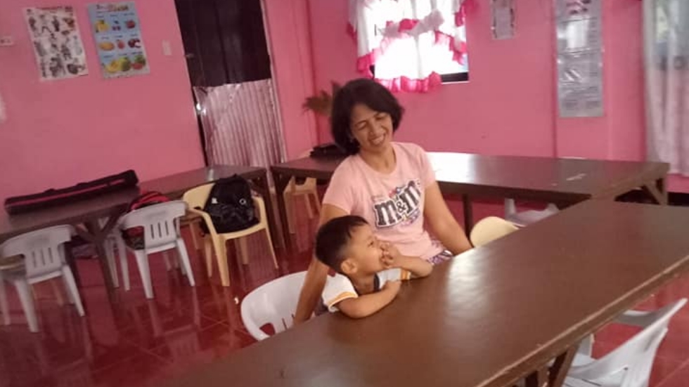 #Viral Niño en Filipinas confunde una silla con su mochila - dean-lewis-pagtakhan-nino-mochila