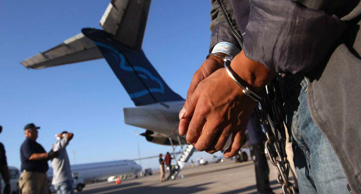 EE.UU. deporta a tres hombres buscados en México