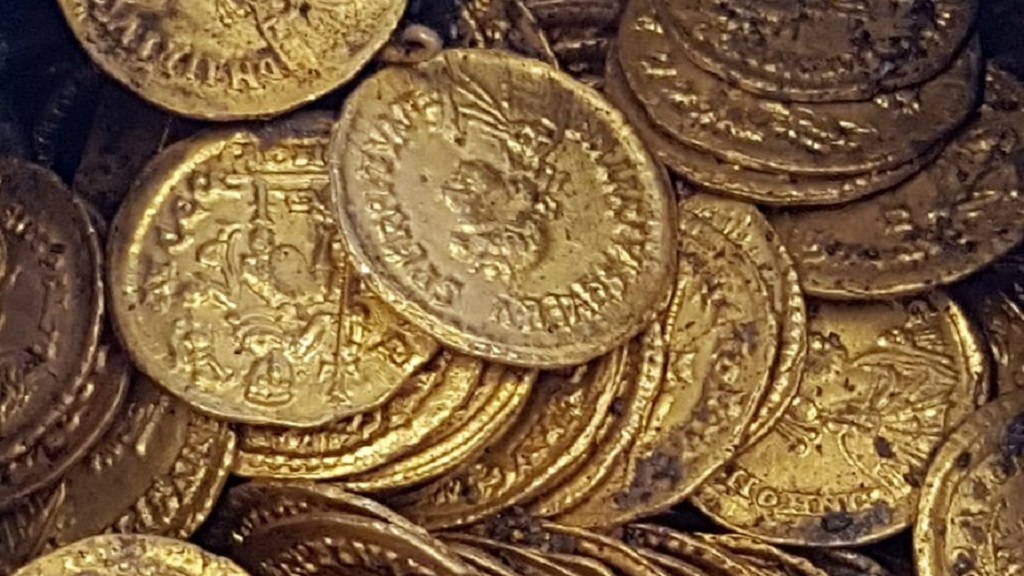 Descubren tesoro de monedas antiguas en teatro italiano