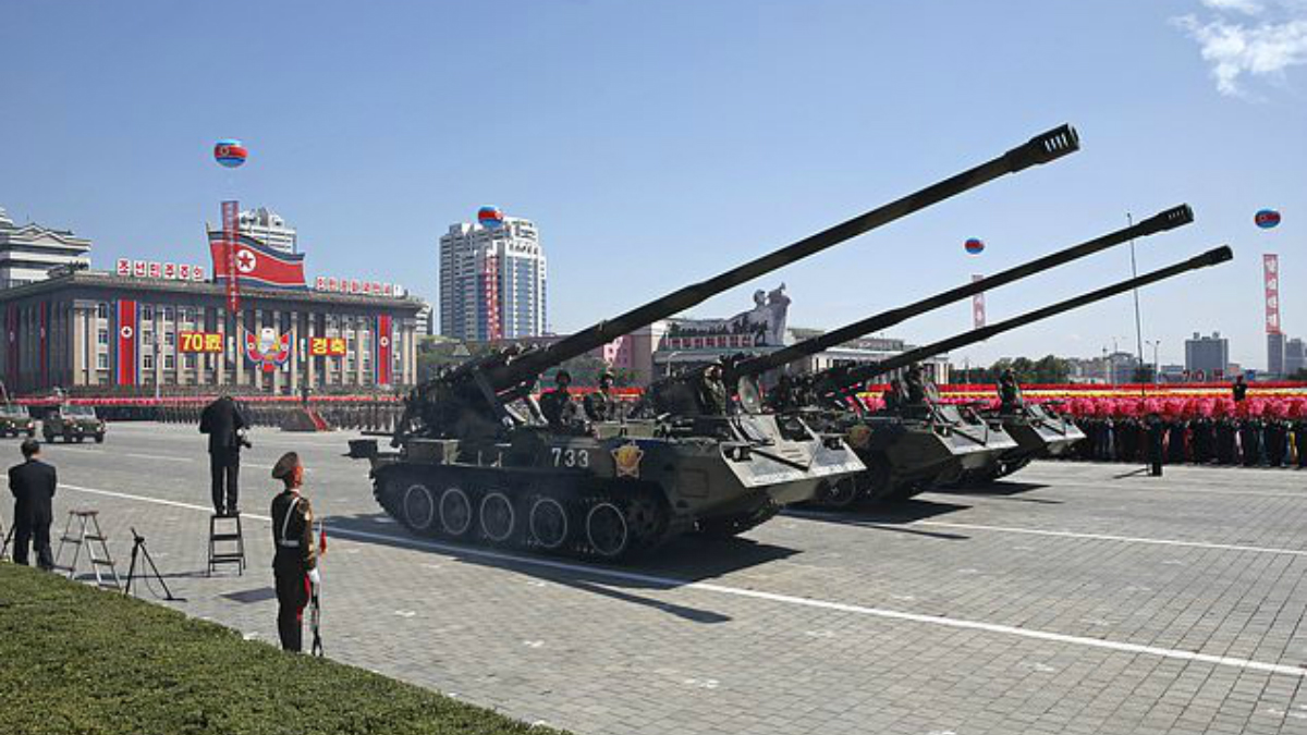 Corea del Norte realiza desfile militar sin misiles intercontinentales