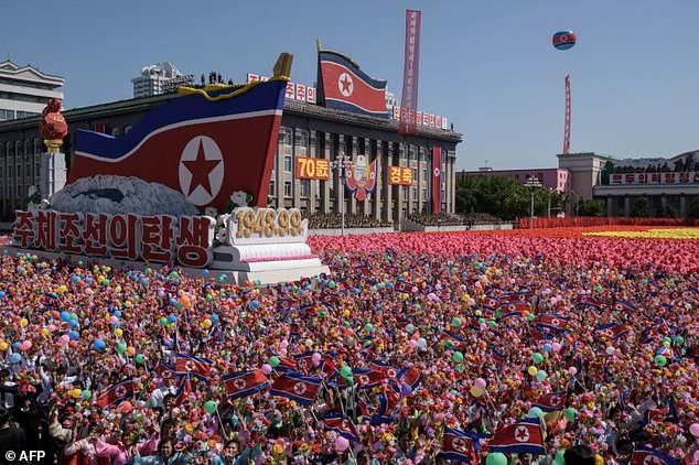 Corea del Norte realiza desfile militar sin misiles intercontinentales - desfile-militar-corea-del-norte-2