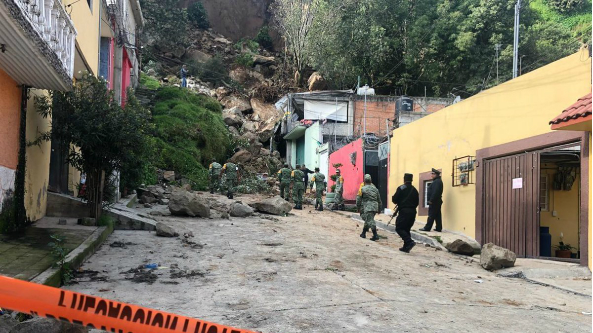 Deslave sepulta automóvil y daña vivienda en Naucalpan