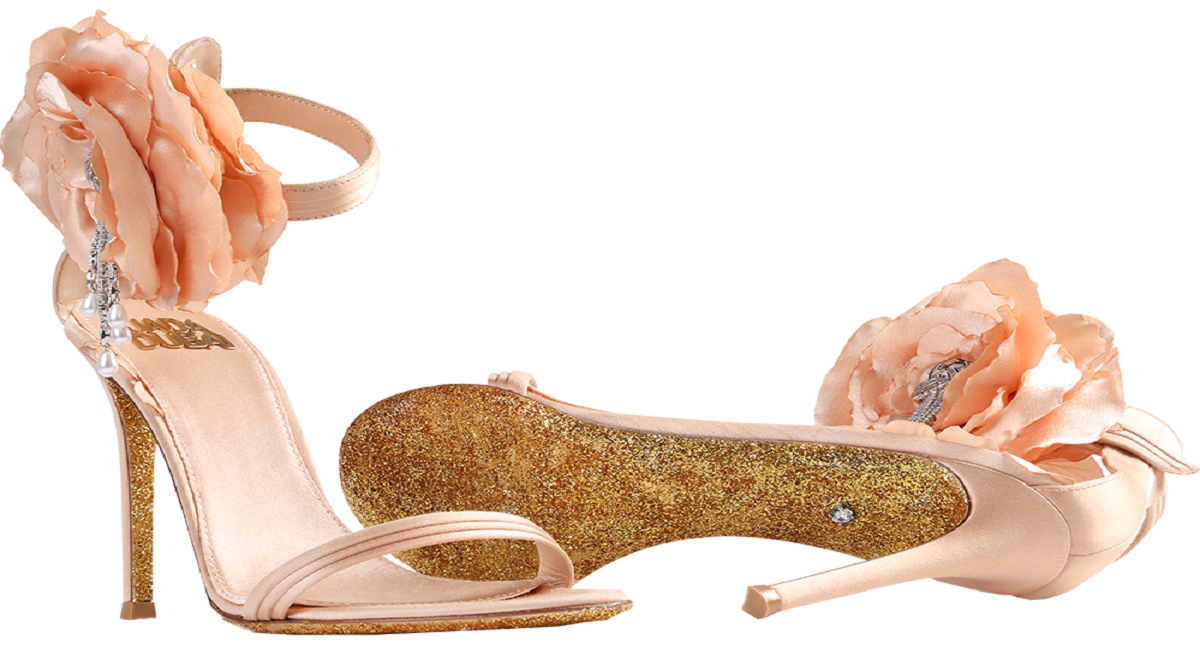 Venden zapatillas de oro con diamantes en 17 mdd - diamonds-pearl-sandals