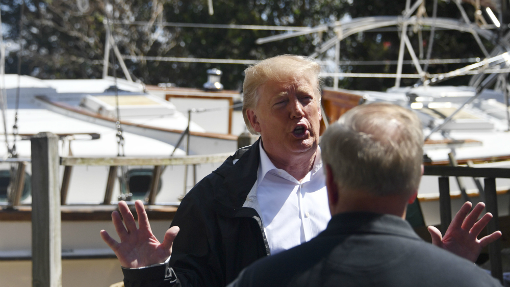 “Al menos tienes un bonito bote”: Trump a víctima de Florence