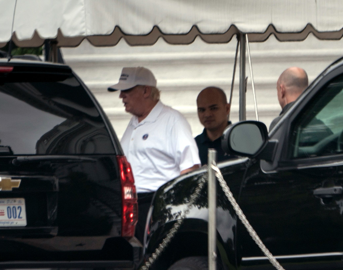 Trump juega golf durante último homenaje a John McCain - donald-trump-golf-john-mccain