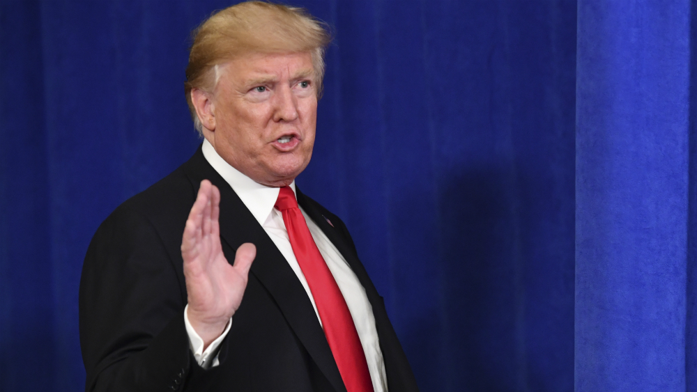 Juez impide a gobierno de Trump deportar a 300 mil migrantes bajo TPS