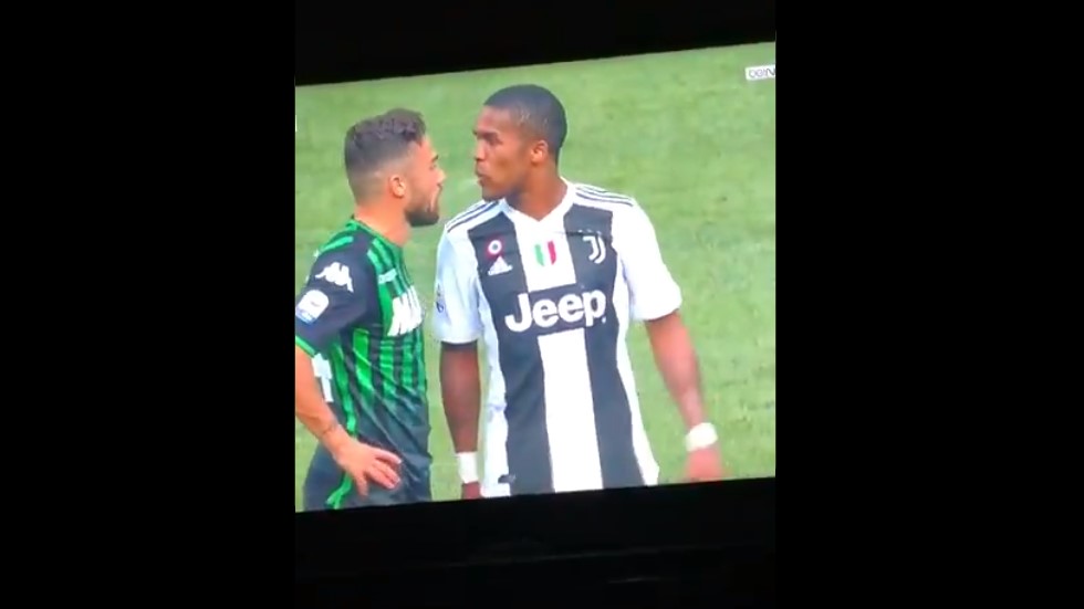 #Video Douglas Costa escupe en la cara de su rival