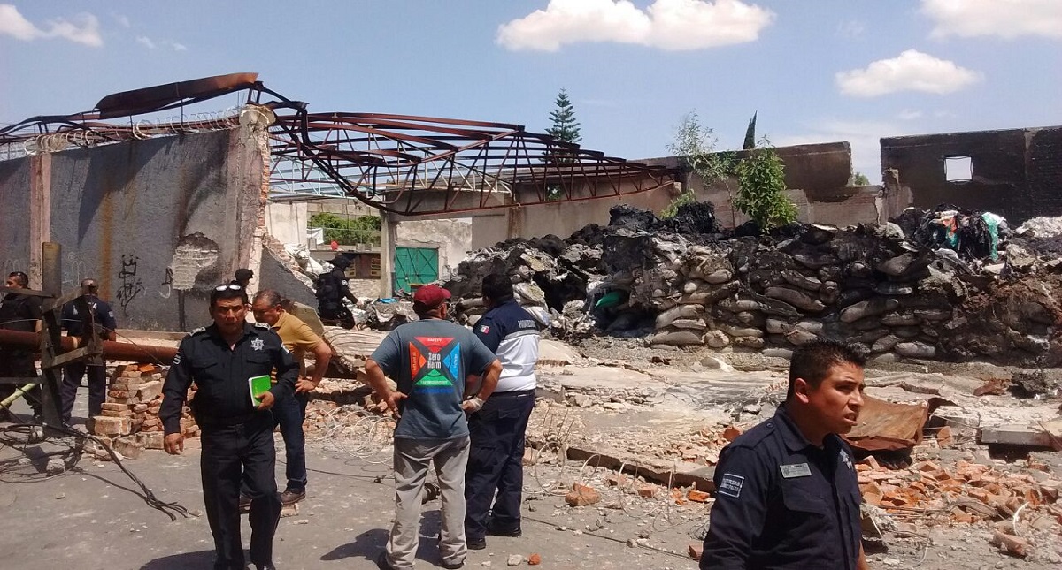 Alumnos de kínder toman clases en parque a un año del sismo - ecatzingo