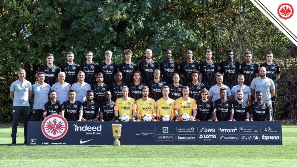 Eintracht Frankfurt posa para foto oficial sin Carlos Salcedo