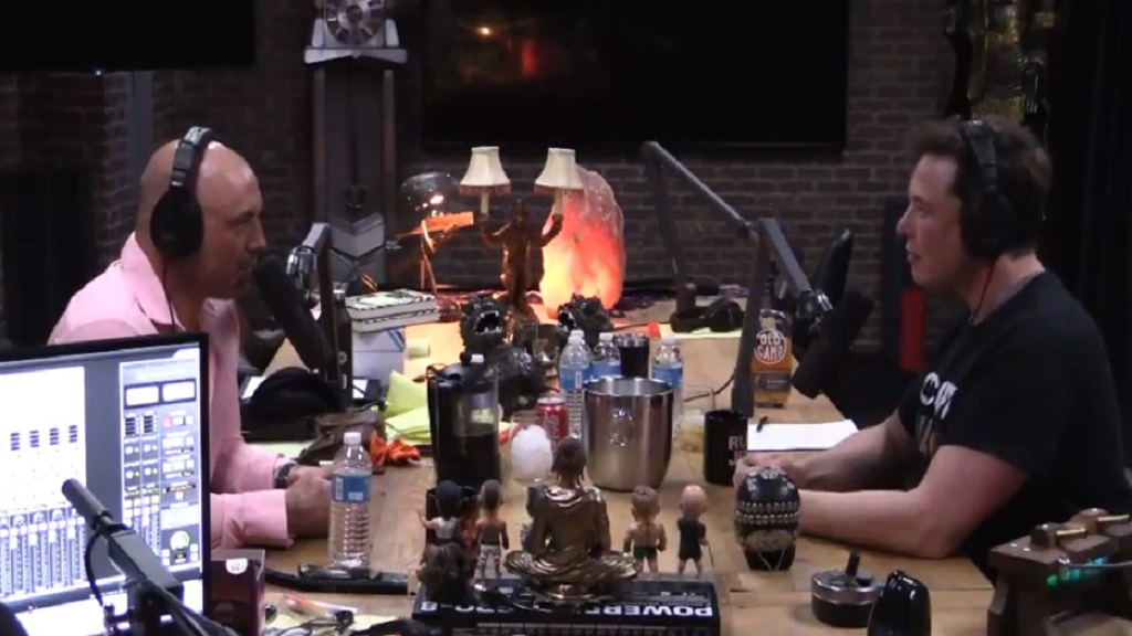 #Video Elon Musk fuma mariguana y acciones de Tesla se desploman - elon-musk-fuma-mariguana-en-programa