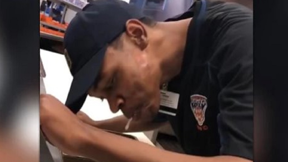 #Video Empleado de restaurante en Detroit escupe en pizza de cliente