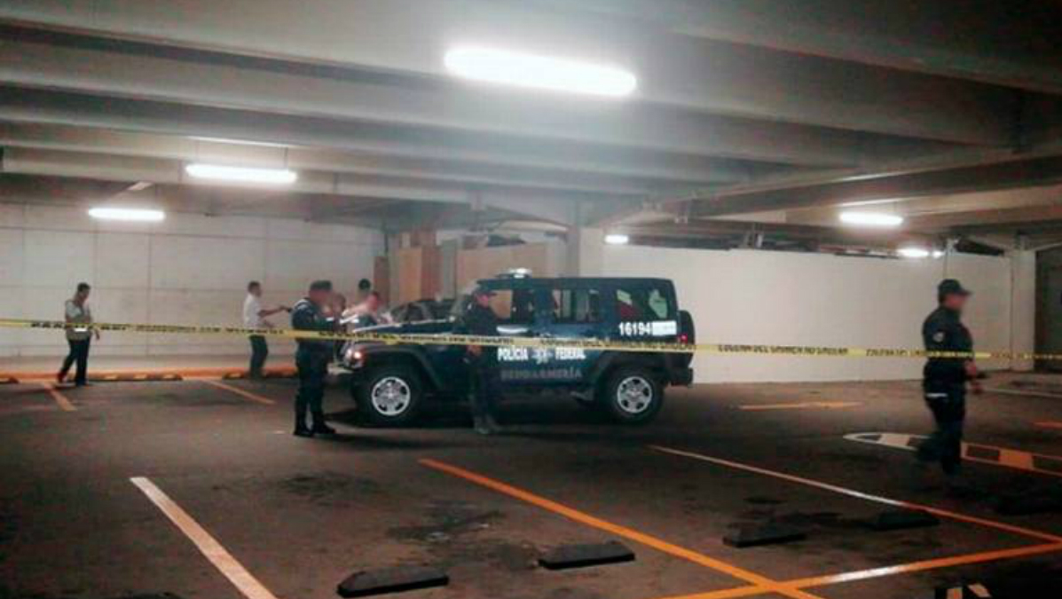 Hallan cadáver en vehículo abandonado en supermercado de Acapulco Hallan cadáver en vehículo abandonado en supermercado de Acapulco